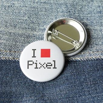 Ansteckbutton I love Pixel auf Jeans mit Rückseite